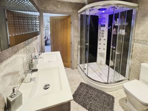 Jack and Jill en suite- click for photo gallery